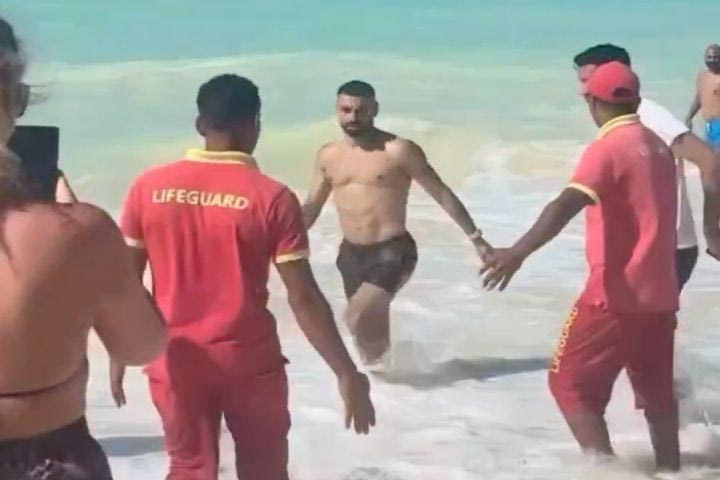 Μοχάμεντ Σαλάχ: Πήγε να βγει από τη θάλασσα και δεκάδες θαυμαστές τον περικύκλωσαν για μια φωτογραφία